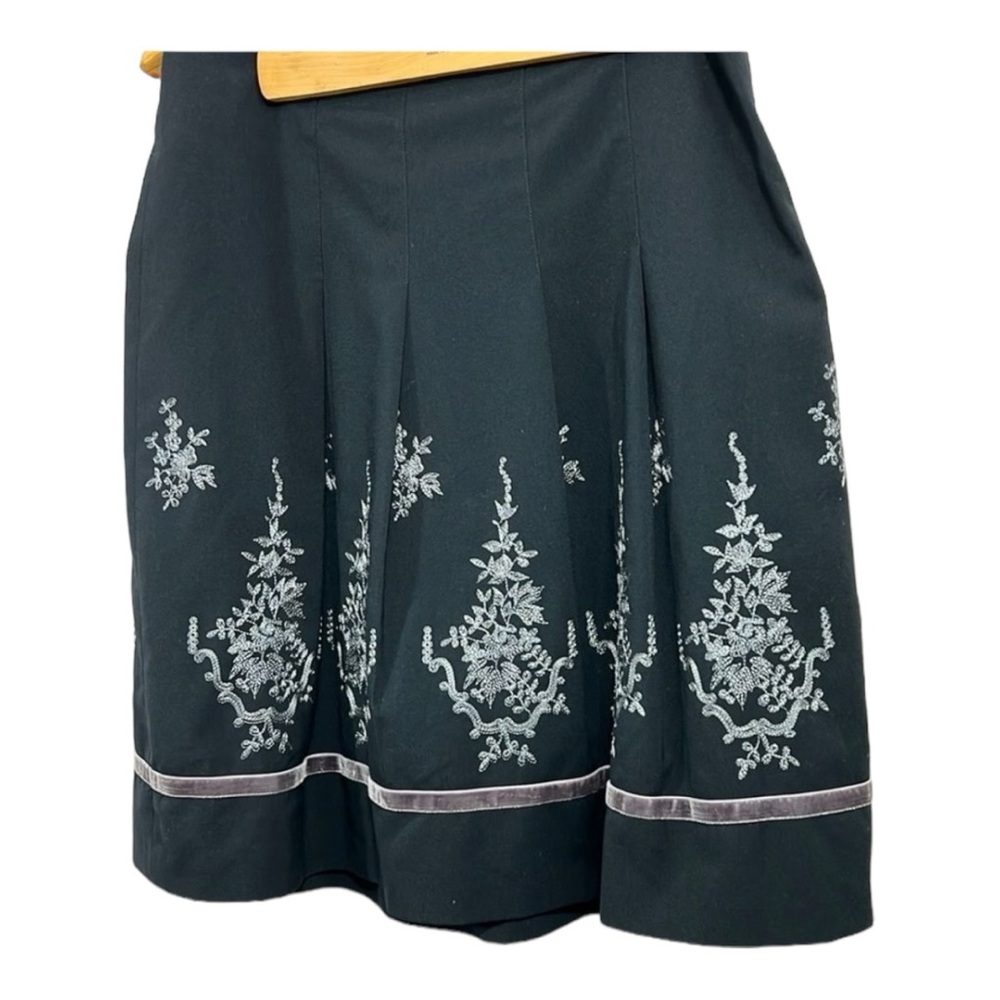 Ann Taylor Black Pleated Floral Embroidered Skirt Size 6 Petite